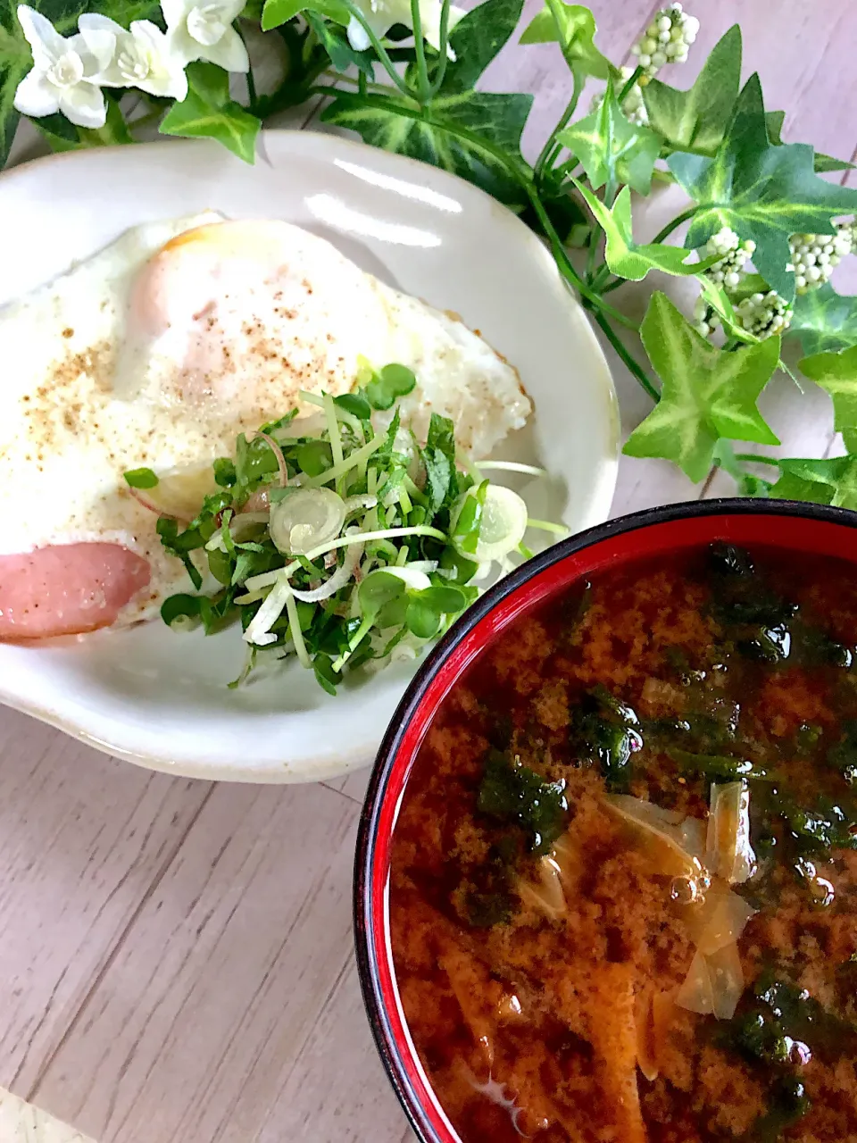 Snapdishの料理写真:赤出汁のお味噌汁で朝ごはん🙂|みゆきさん