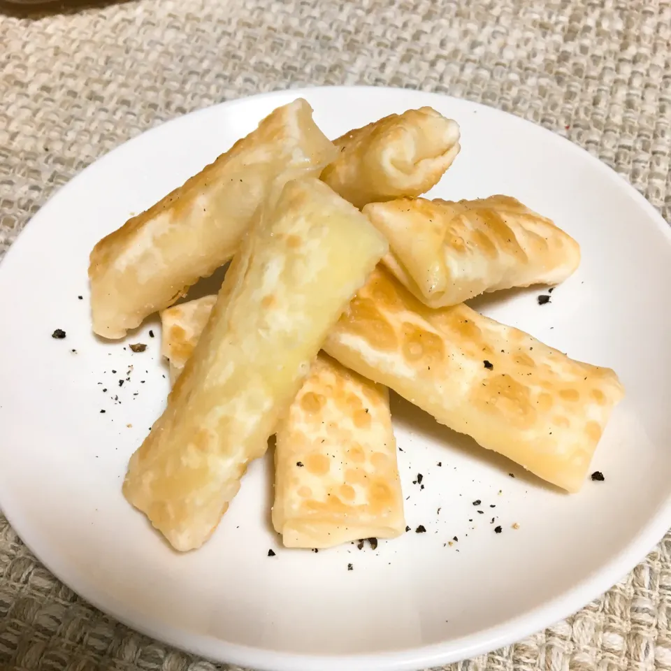 おつまみ❗️餃子の皮でチーズ巻き|marioさん