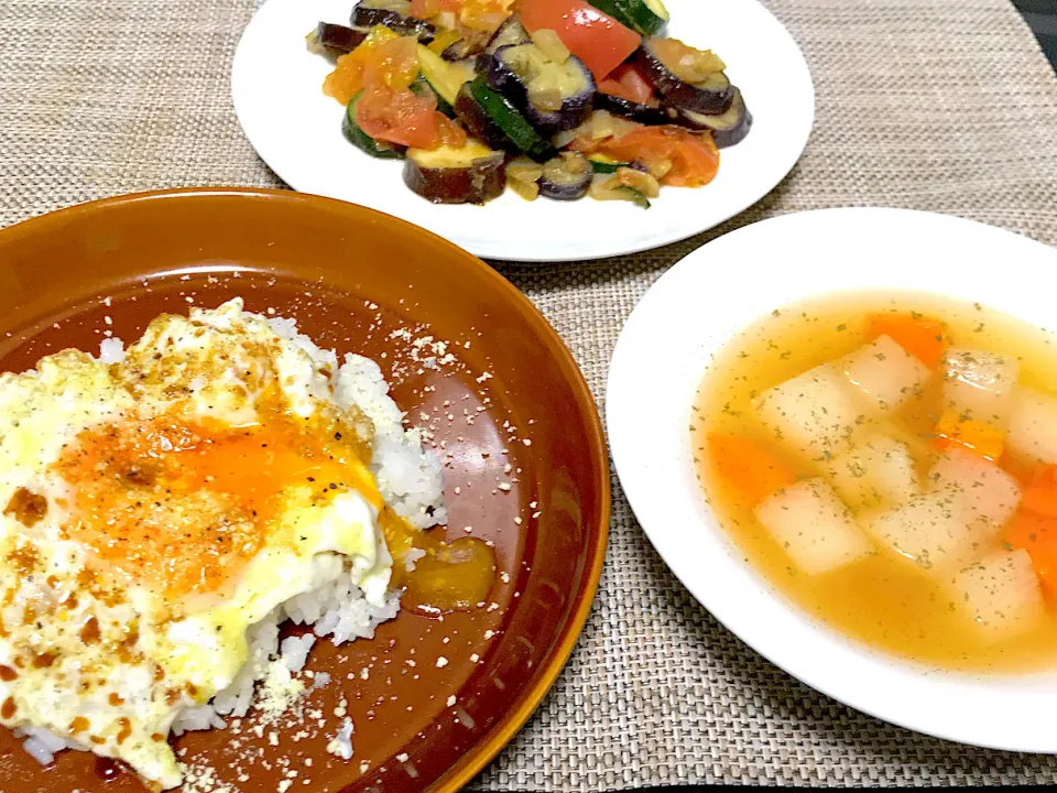 Snapdishの料理写真:目玉焼きと粉チーズのっけ飯献立|Tak@さん