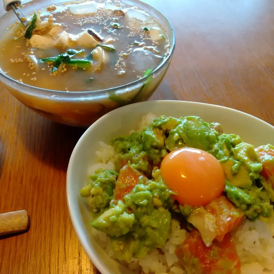 アボカドサーモン丼と冷やし味噌汁ランチ|まきごろうさん