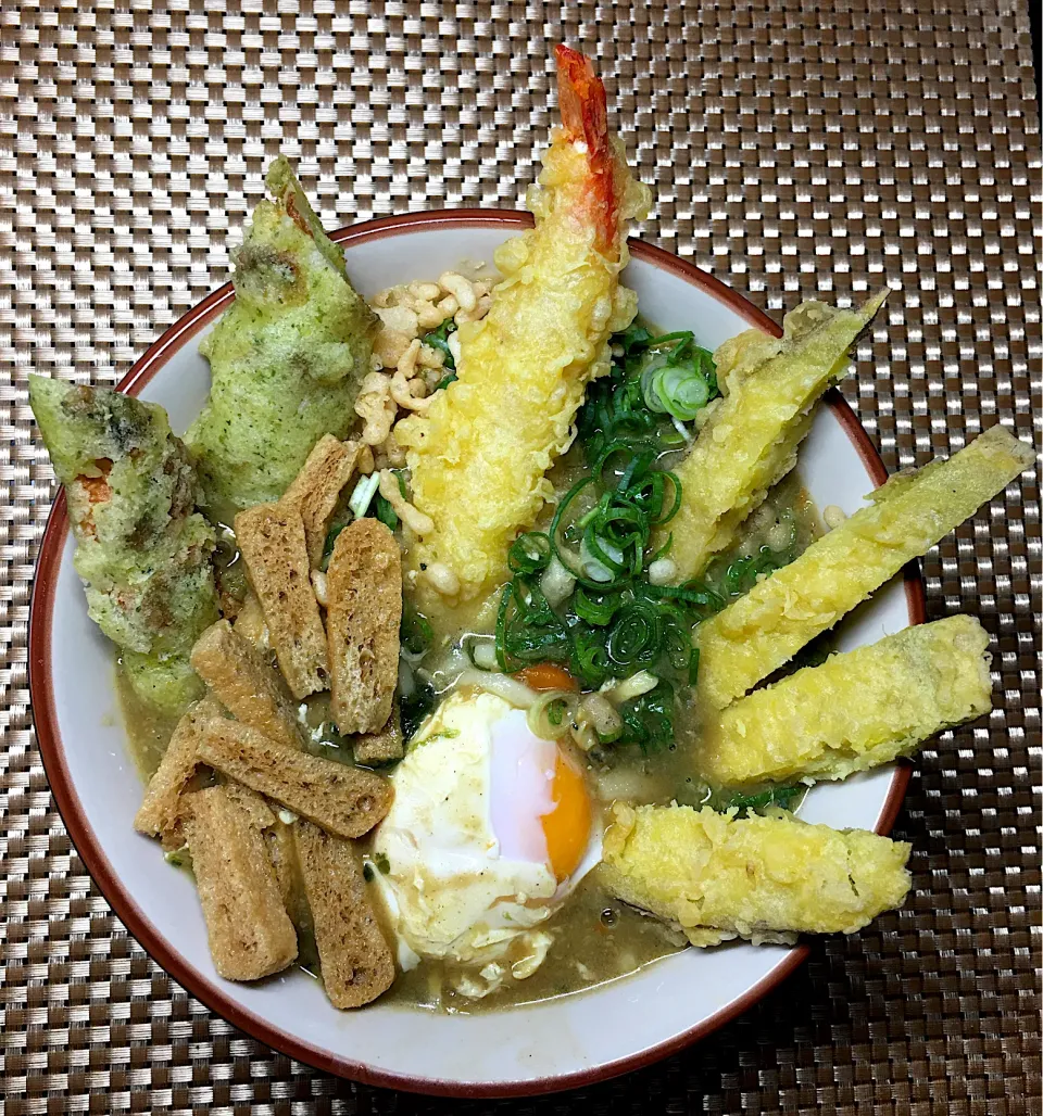 天ぷら刺さるカレーうどん|すくらんぶるえっぐさん