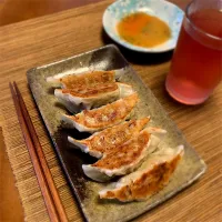 Snapdishの料理写真:シソ餃子好き。昼から1人餃子。お供はビールじゃなくて、ブルーベリー酢ジュース。|goma（みぃちゃん）さん