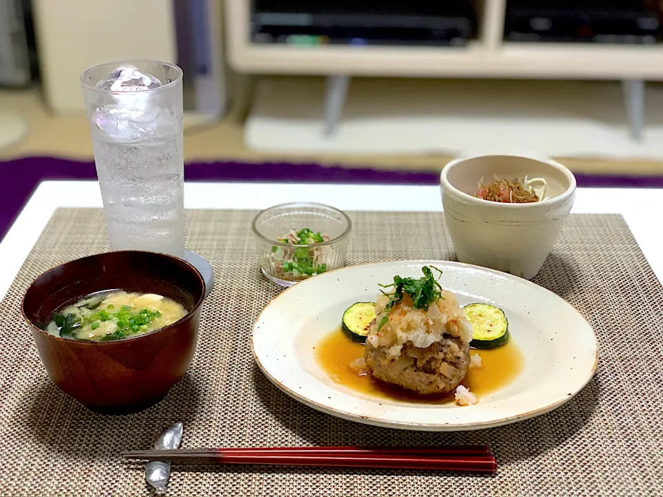 ばんごはん。和風ハンバーグ、野菜サラダ、酢もつ、豆腐と油揚げのお味噌汁。|yukiさん