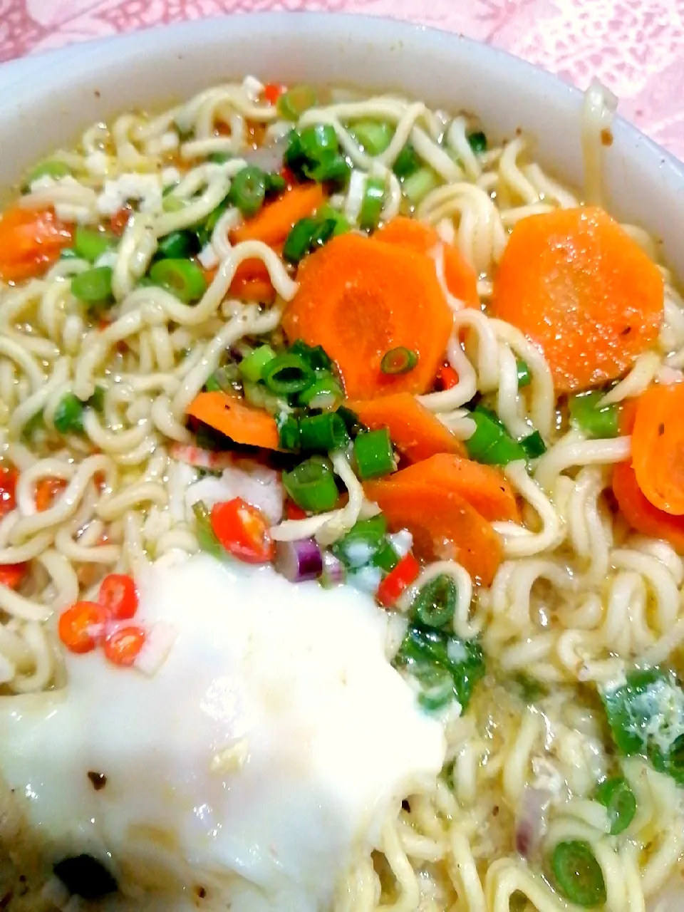 Simple Ramen (instant noodle) with carrots, eggs and lots of cili padi..

Today I just want to eat ramen mood|Roshiha Roslanさん