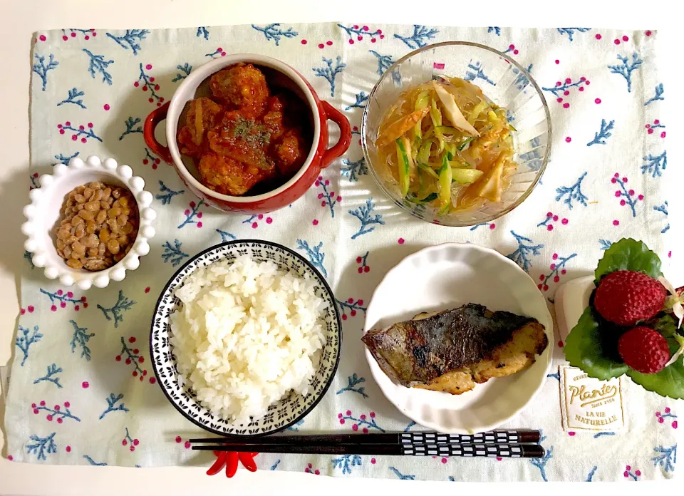 さわらの味噌焼き、トマトソースミートボール、ちくわときゅうりの中華春雨サラダ、納豆。|syamさん