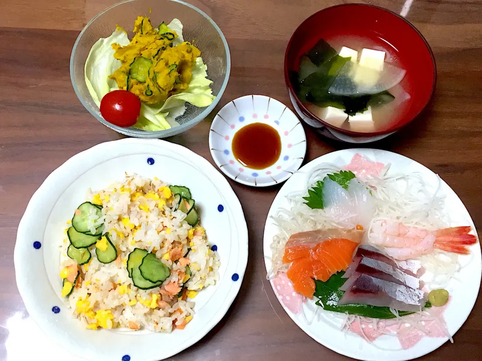 鮭ときゅうりのちらし寿司 お刺身 豆腐とわかめ大根の味噌汁 かぼちゃときゅうりのサラダ|おさむん17さん