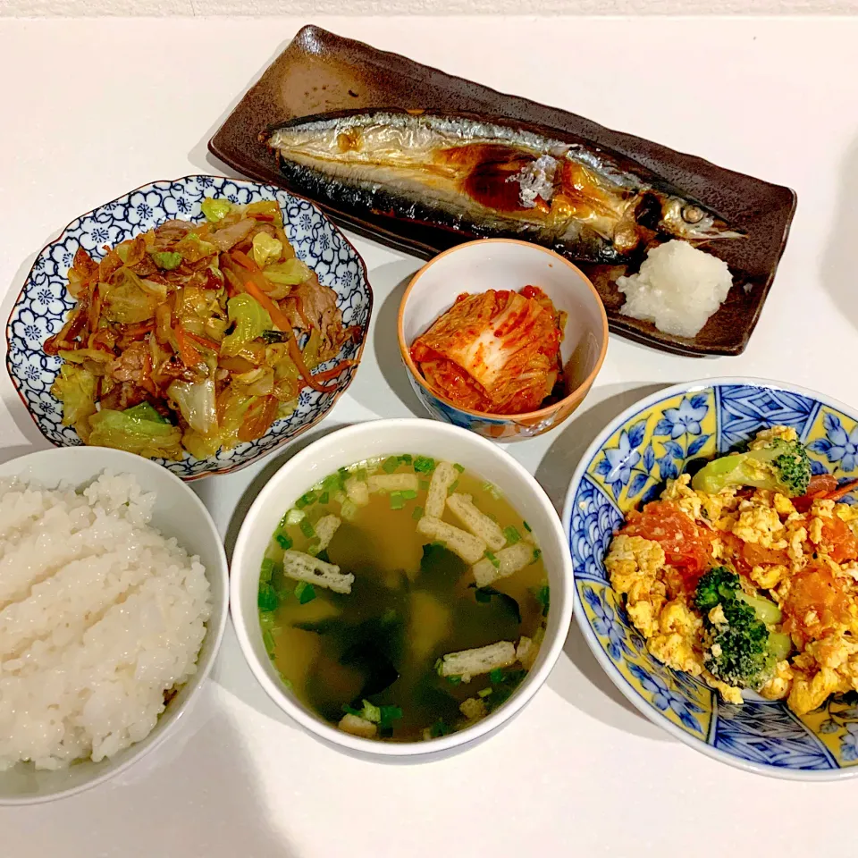 Snapdishの料理写真:夜ご飯☺︎さんまの開き☆野菜炒め☆トマトとブロッコリーの玉子炒め☆キムチ☆お味噌汁|とまこ(*^o^*)さん