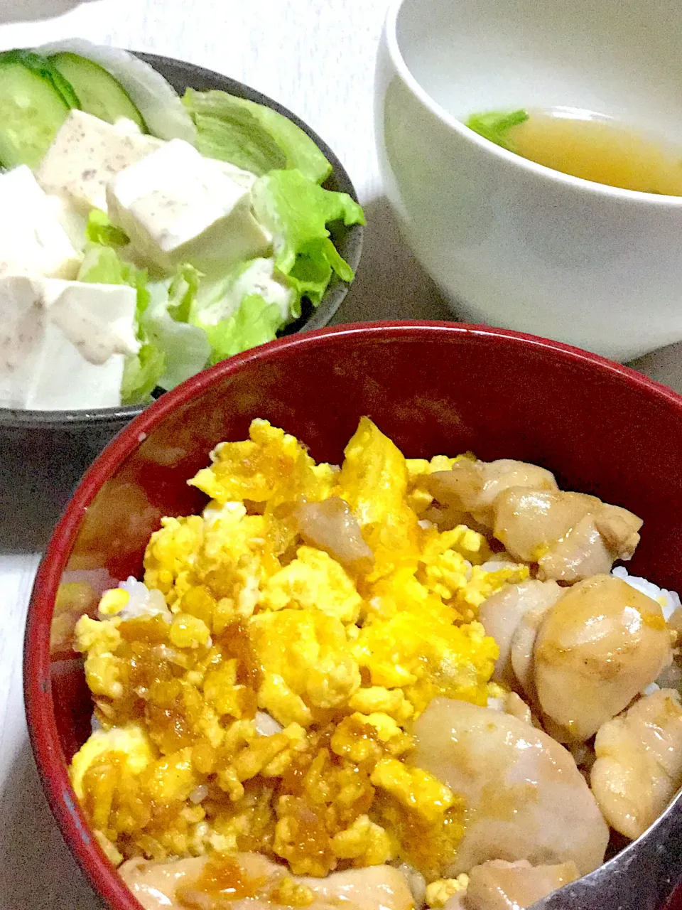 焼き鳥丼、豆腐サラダ、ほうれん草のお味噌汁|Ayaさん