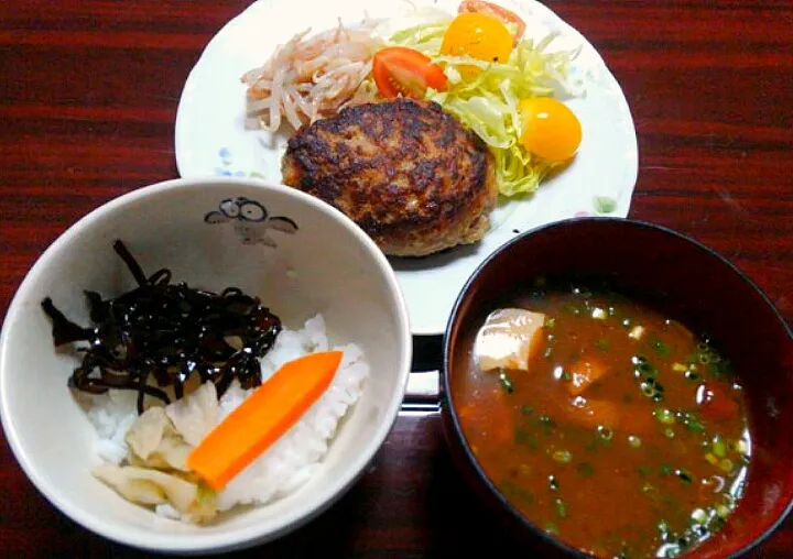 ７月２５日　ハンバーグ　サラダ　もやしの梅和え　お味噌汁|いもこ。さん