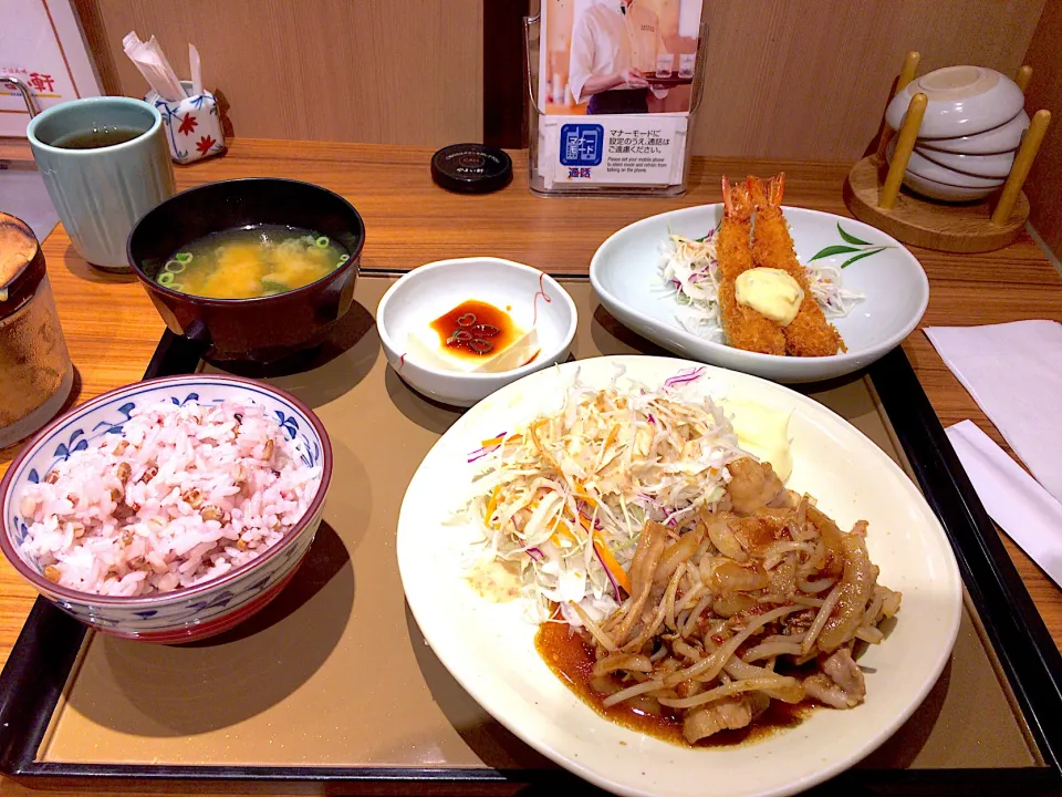 やよい軒 生姜焼き定食 OP五穀米エビフライ|すくらんぶるえっぐさん