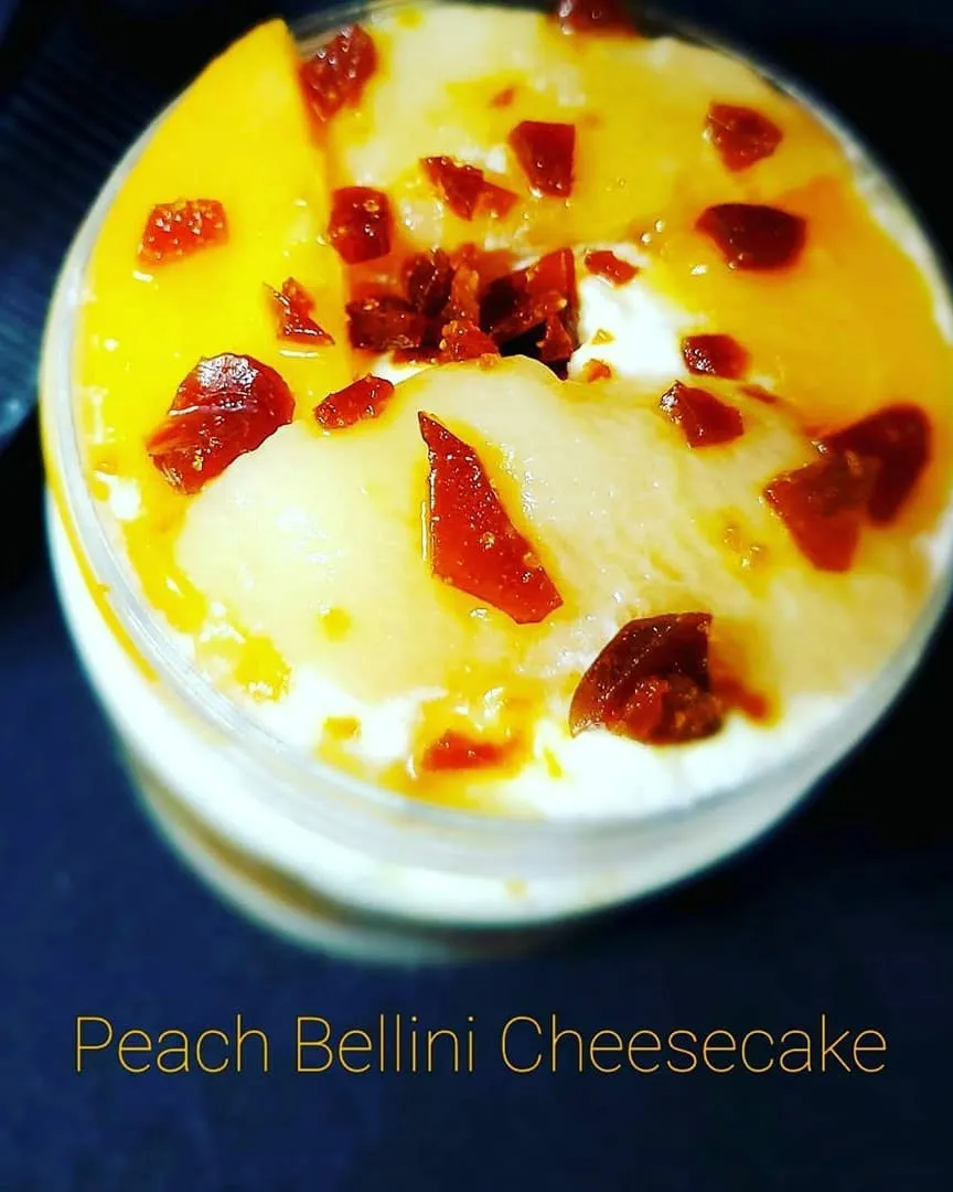 Peach Bellini  with peaches soaked in prosecco and crushed toffee.|Lifeさん