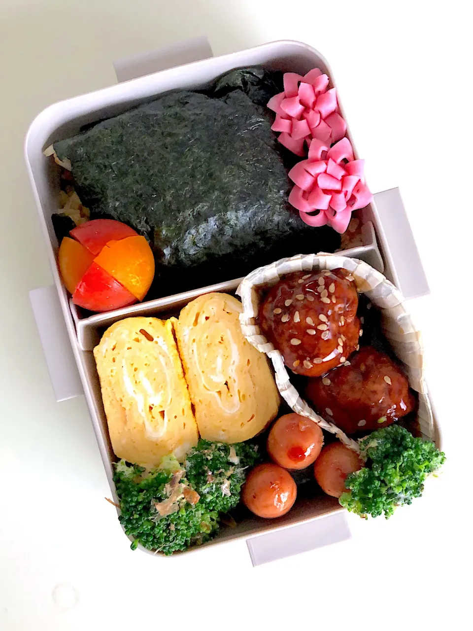 Snapdishの料理写真:炊き込みご飯のおにぎり弁当♪|ikumonさん