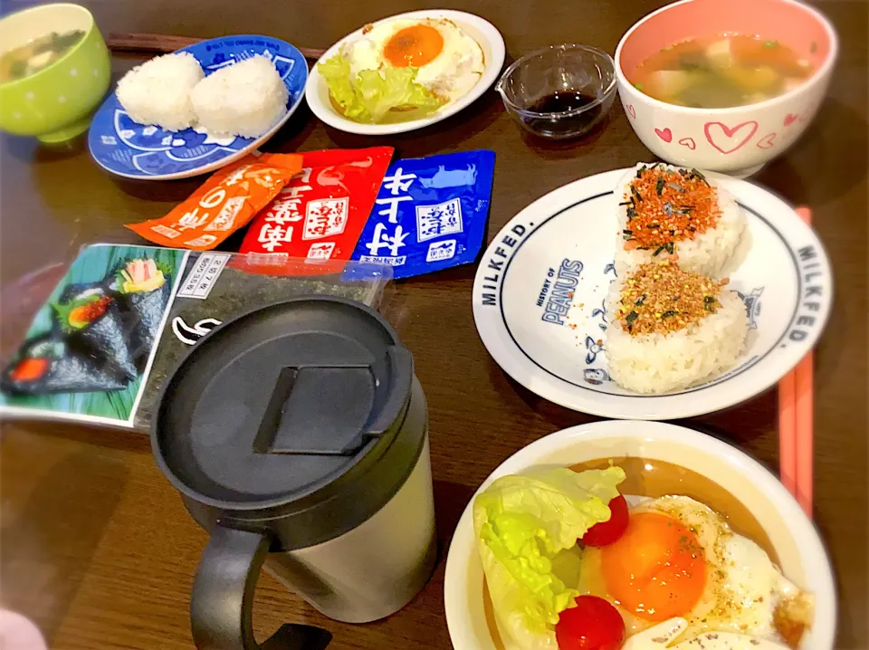 Snapdishの料理写真:おにぎり朝ごはん　大人のふりかけ　焼き海苔　目玉焼き🍳　レタストマト🥬🍅　豆腐とわかめの鶏出しお味噌汁　コーヒー☕️|ch＊K*∀o(^^*)♪さん