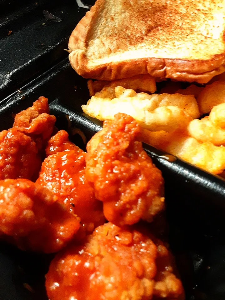 Zaxbys Bufflo Boneless Wings, French-Fries, Bread, and Ranch Dressing, With Sweet Tea|Hannah Muscaraさん