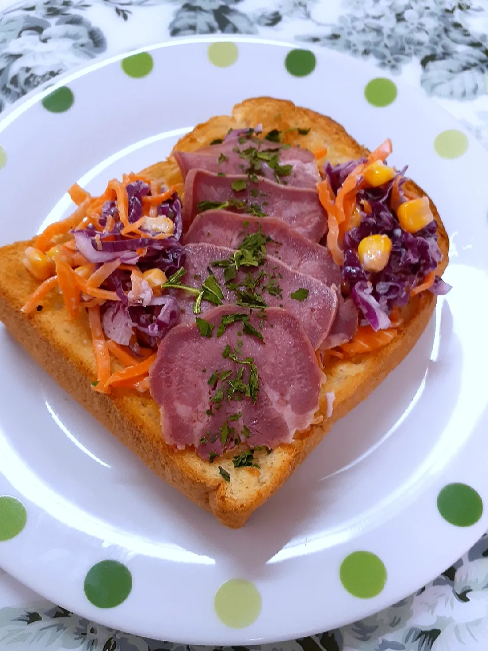 Snapdishの料理写真:日曜日の朝ごパン🔷🍞天然酵母パンに自家製コールスロー➕🐖豚タンスモーク🔷|@きなこさん