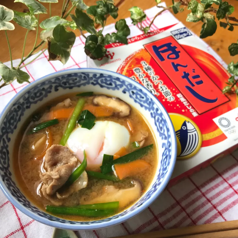 🌈夏みそ汁始めました😊豚ニラたまのピリ辛おかずお味噌汁☀️|Hollyさん