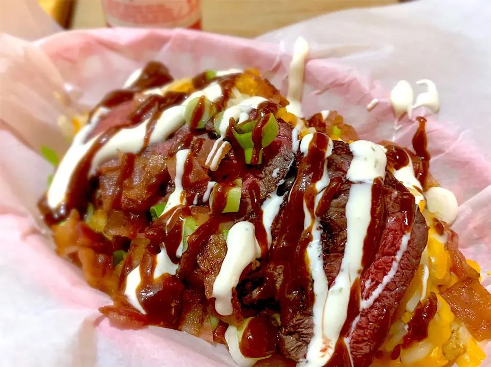 Grilled steak tater tot basket|TJ McAfoosさん