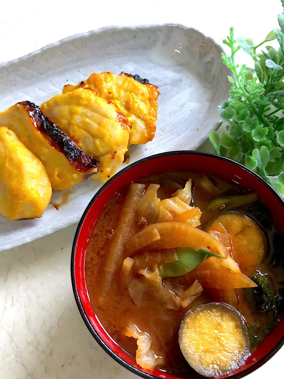 夏野菜味噌汁とマグロの西京味噌焼き😀|みゆきさん