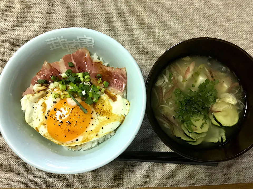 夏野菜の冷やし味噌汁とベーコンエッグ丼|morimi32さん