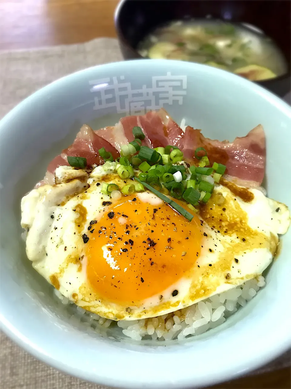 ベーコンエッグ丼 バター醤油がけ(๑´ڡ`๑)|morimi32さん