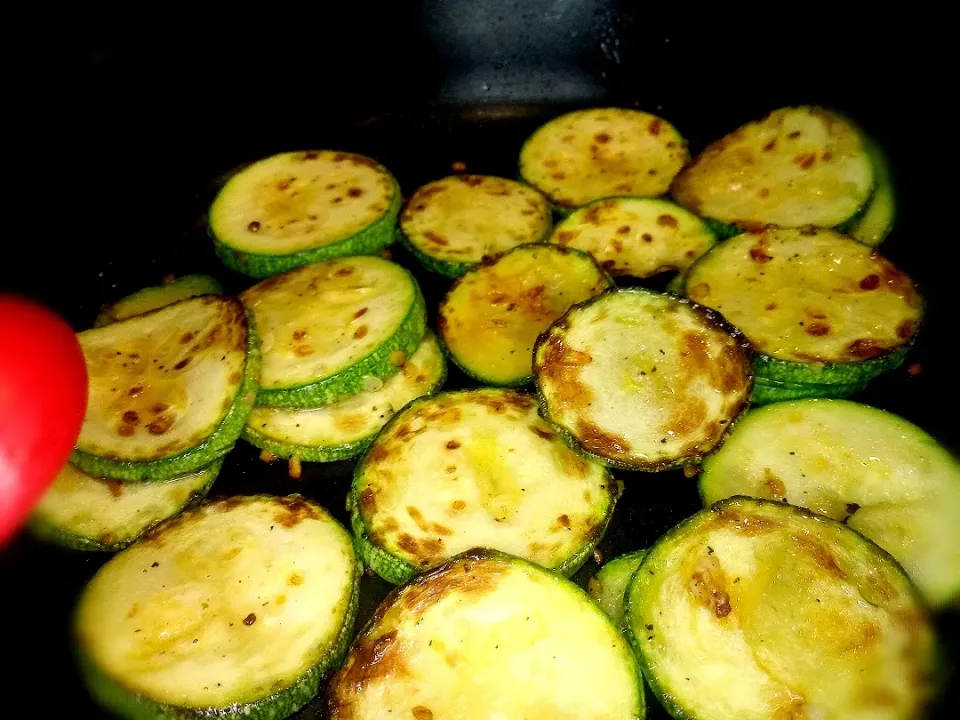 🥒Sauteed Zucchini 🥒
Simple delight 😋|MaggieH17さん