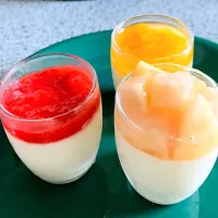 Snapdishの料理写真:ヨーグルトミルクプリン🍼〜マンゴー🥭ピュレ•プラムジャム•桃🍑を添えて〜