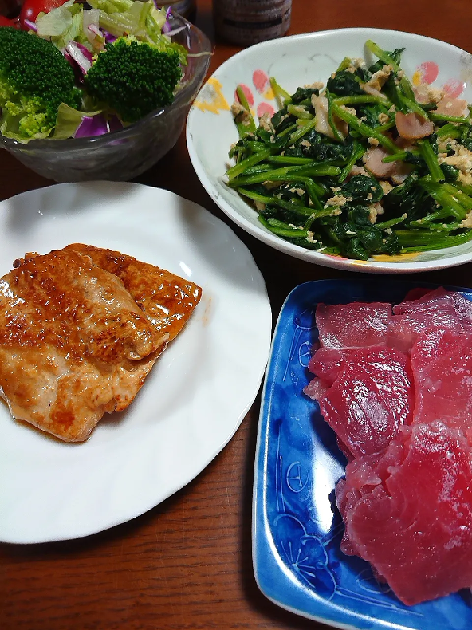 Snapdishの料理写真:カジキ味噌バター焼き
マグロ刺し身
ほうれん草ベーコン炒め
サラダ|ぱやさん