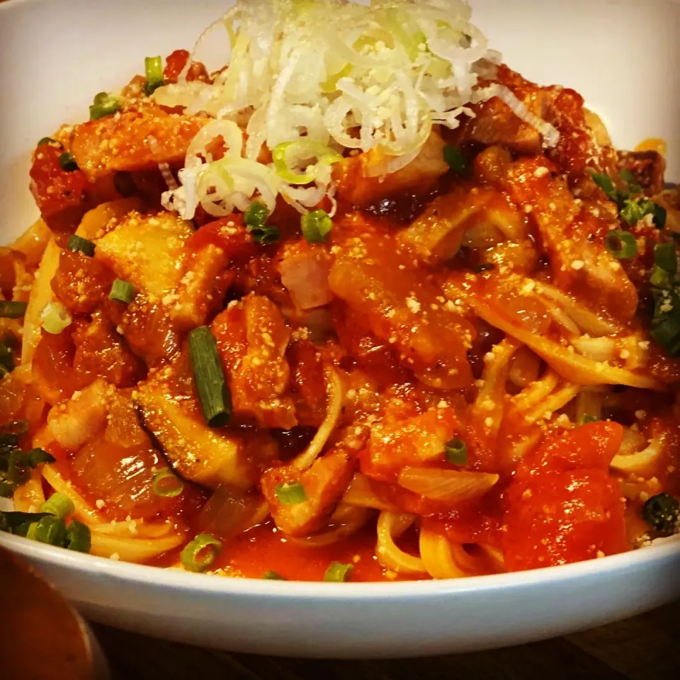 Fettuccine Pasta with Smoked Bacon,Mushrooms,Fresh Herbs, in a Spicy Tomato Sauce !  #italianfood #pasta #homecooking #tomato #freshfood|Emanuel Hayashiさん