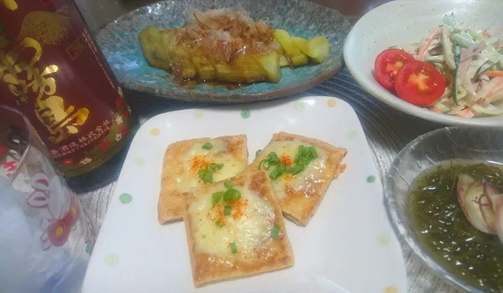 Snapdishの料理写真:おうち居酒屋🏮

 油揚げチーズ✴️
 ごぼうサラダ🌱
 焼きナス🍆
 めかぶ酢
 
 赤霧島🍶でかんぱ～い|びせんさん