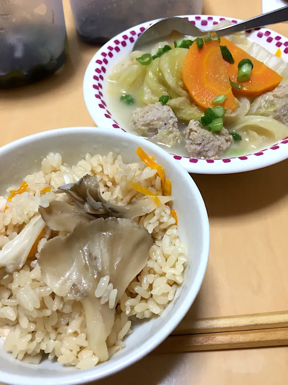 Snapdishの料理写真:単身赴任中の男飯(舞茸の炊き込みご飯となんちゃってロールキャベツのミルク煮)|おおもりの星さん