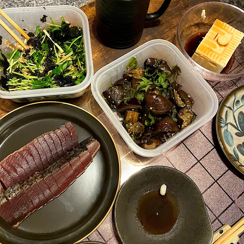 Snapdishの料理写真:カツオのたたき、茄子と大葉のゴマぽん炒め、ツナと三つ葉の韓国海苔和え、冷奴|なつこさん