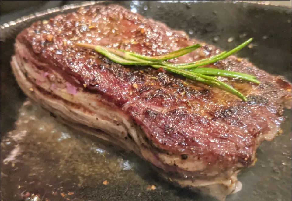 steak with butter and rosemary|Yolanda Allenさん