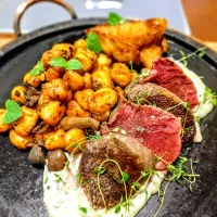 Escalope de mignon com molho gorgonzola, gnocchi de cogumelos e pétalas de cebola crocante.

Filet mignon with gorgonzola sauce, mushroom gnocchi, crunchy onion|Gerard Laurenceさん