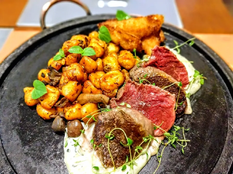 Escalope de mignon com molho gorgonzola, gnocchi de cogumelos e pétalas de cebola crocante.

Filet mignon with gorgonzola sauce, mushroom gnocchi, crunchy onion|Gerard Laurenceさん