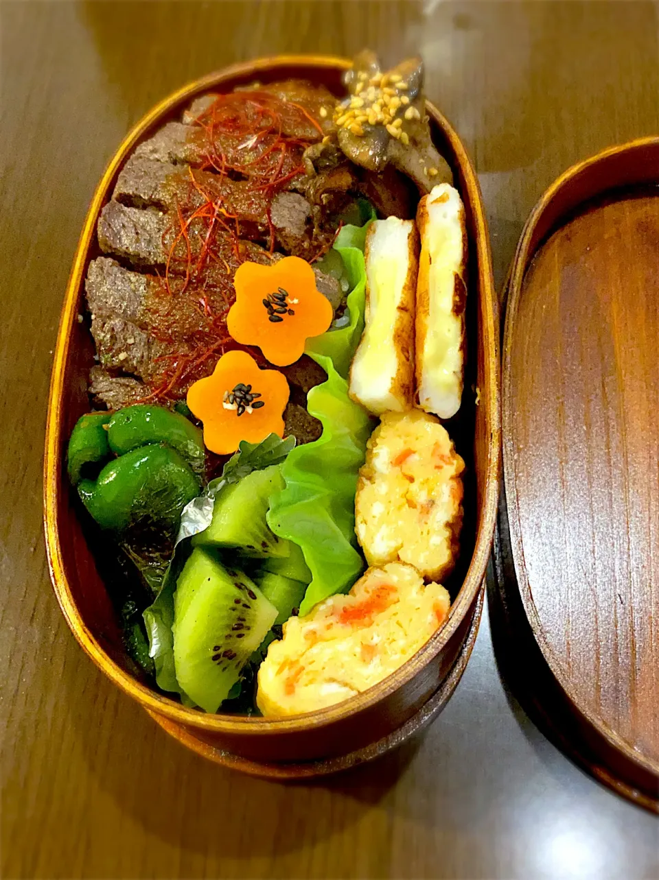 お弁当🍱　ビーフステーキ　エリンギ　ピーマンソテー　焼きチーズはんぺん　干し海老の出し巻き卵　花型人参甘煮　キウイ🥝|ch＊K*∀o(^^*)♪さん