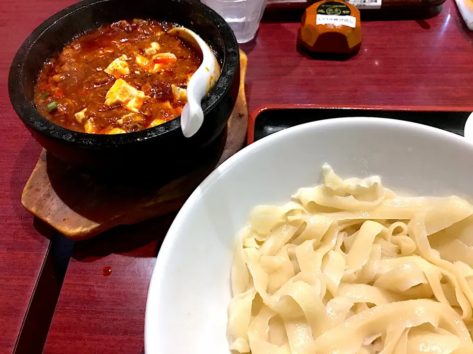 Snapdishの料理写真:麻辣刀削麺　中辛|マハロ菊池さん