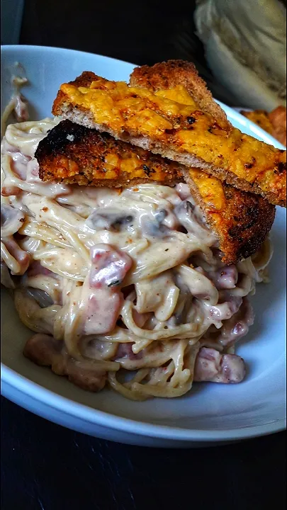 homemade carbonara with garlic and chilli cheese bread|kelly2shoesさん