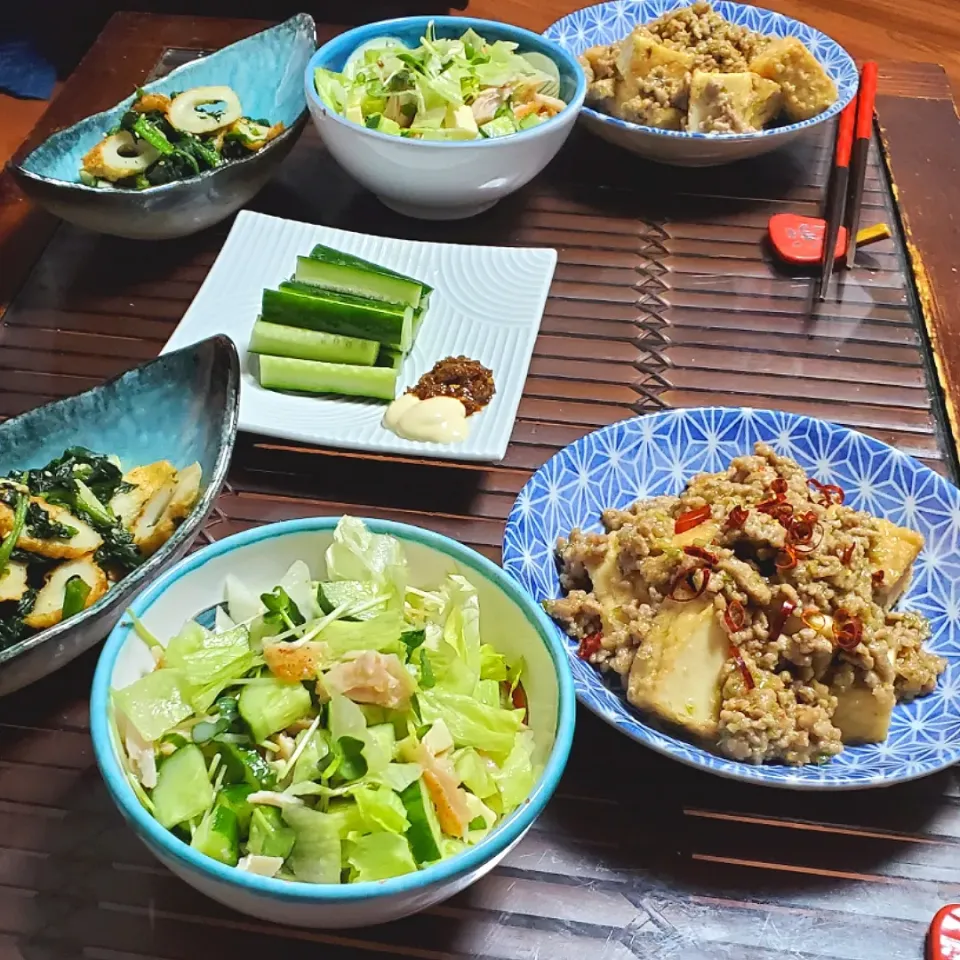 Snapdishの料理写真:男子ごはん🍚🍴
厚揚げと挽肉の餡掛け
ほうれん草とちくわの炒め
チキン🍗サラダ🥗
きゅうり|dai.noriさん