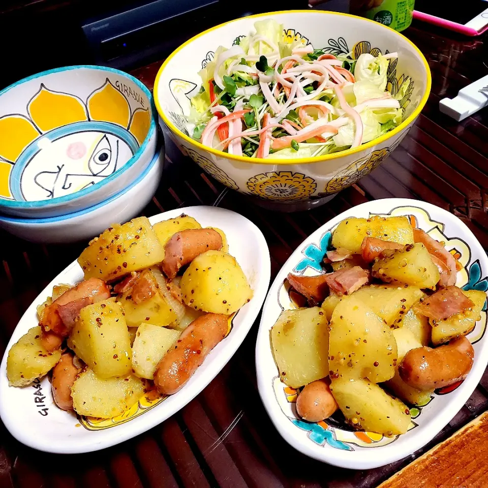 Snapdishの料理写真:奥様料理♪(^o^)/
ハニーマスタード味のジャーマンポテト🥔
サラダ🥗|dai.noriさん