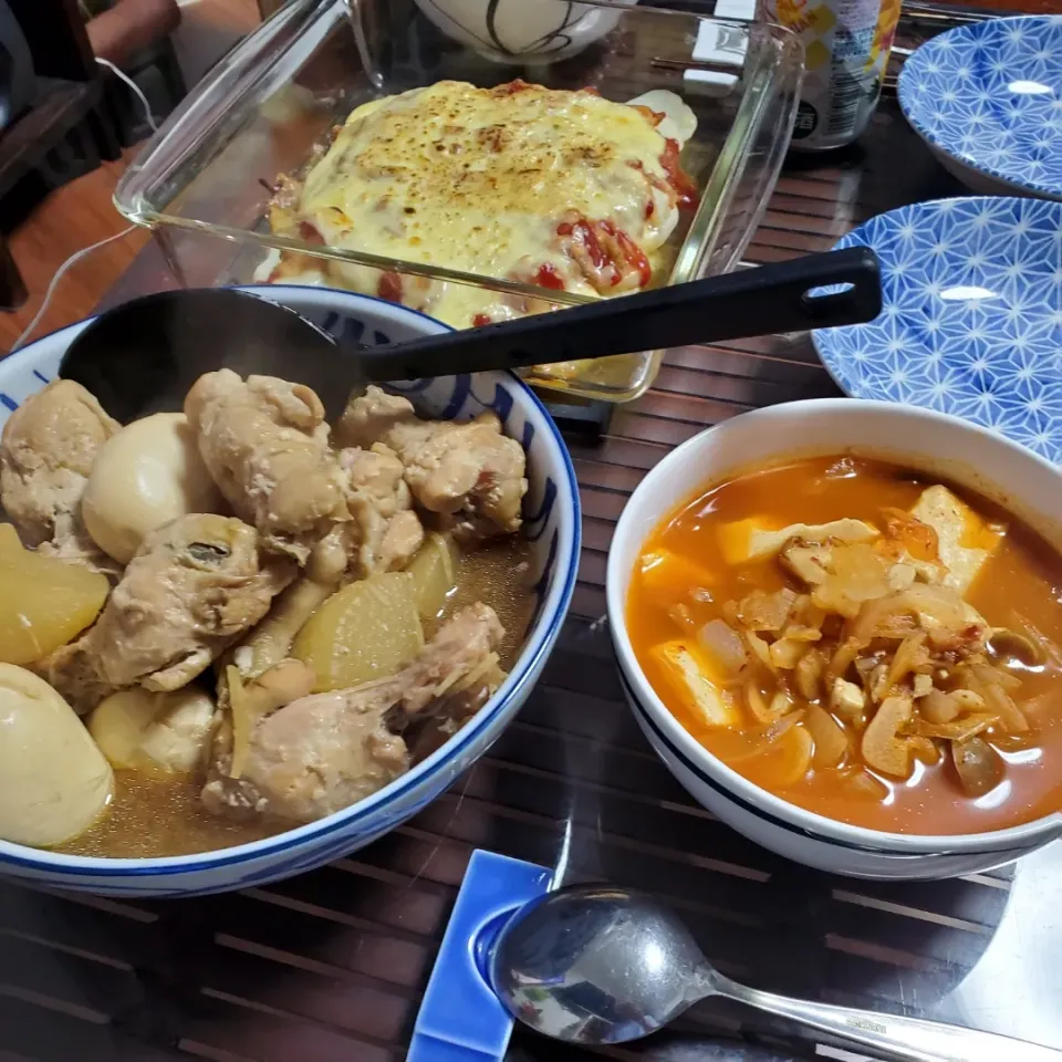 男子ごはん🍚🍴は、和洋韓料理♪
鶏の手羽先とだいこんのやわから煮
じゃがいもとチキン🍗のトマトソースとチーズのせ
キムチ激辛スープ|dai.noriさん