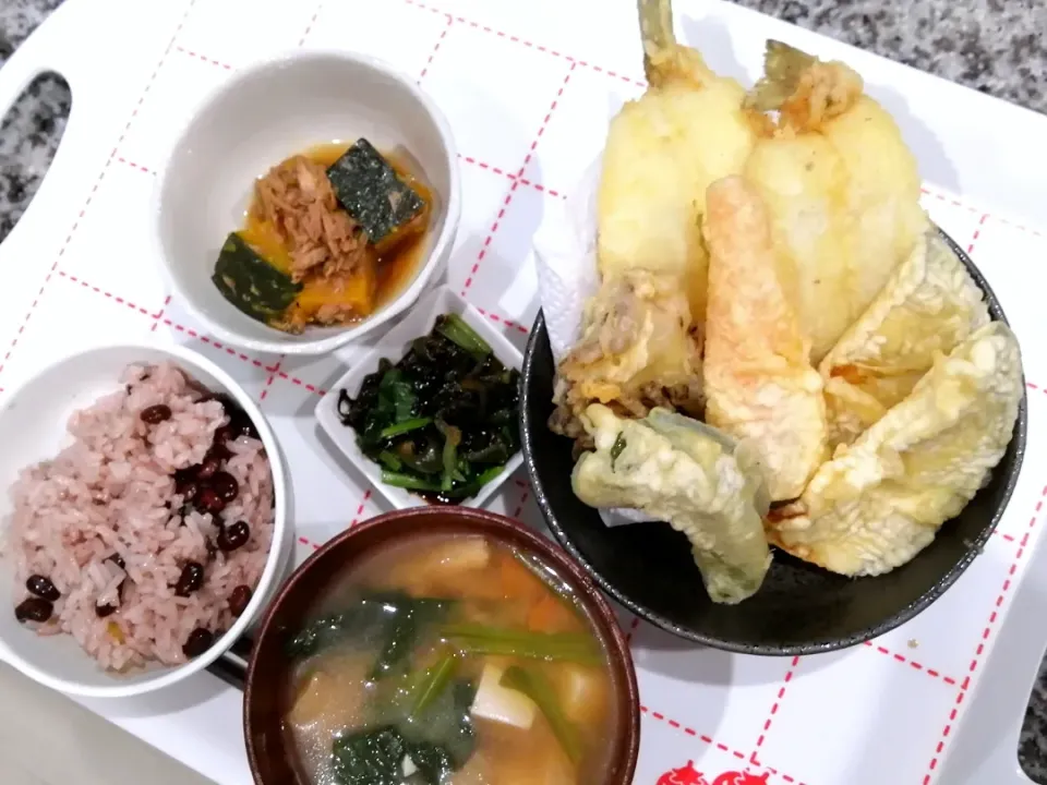 天ぷら(鱚、なす、ピーマン、舞茸、人参)
かぼちゃのツナ煮
味噌汁
赤飯|あぁちゃんさん