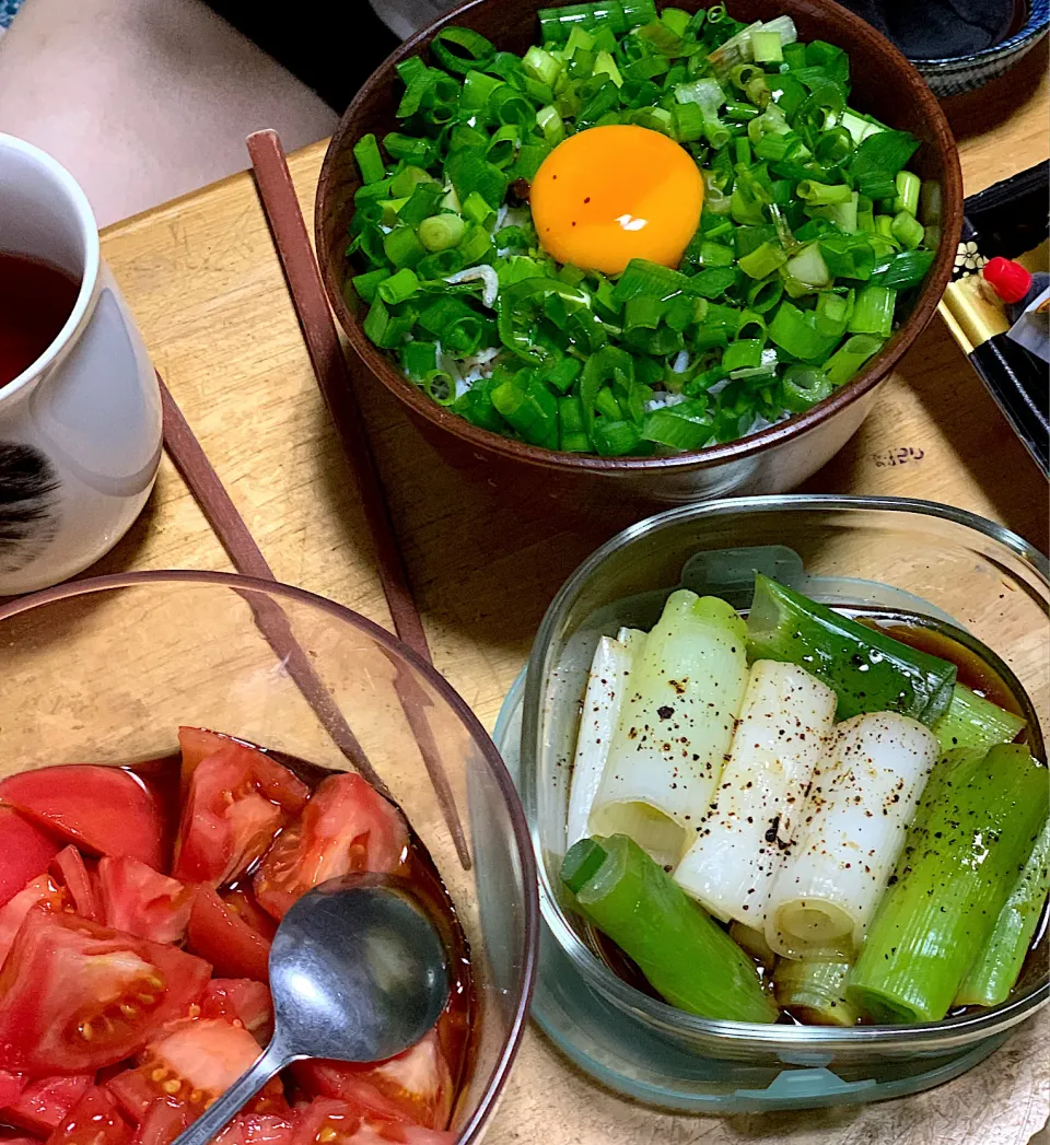 Snapdishの料理写真:ネギまみれシラス丼　白ネギマリネ　冷やしトマト|sasakomamaさん