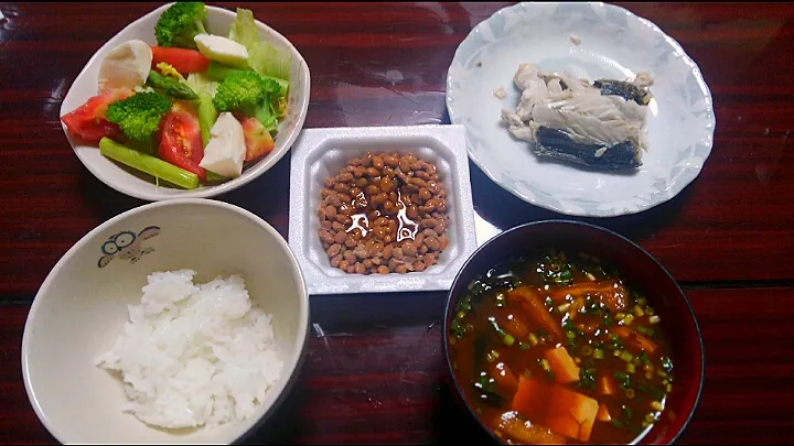 ７月２７日　鰆の塩焼き　サラダ　納豆　お味噌汁|いもこ。さん