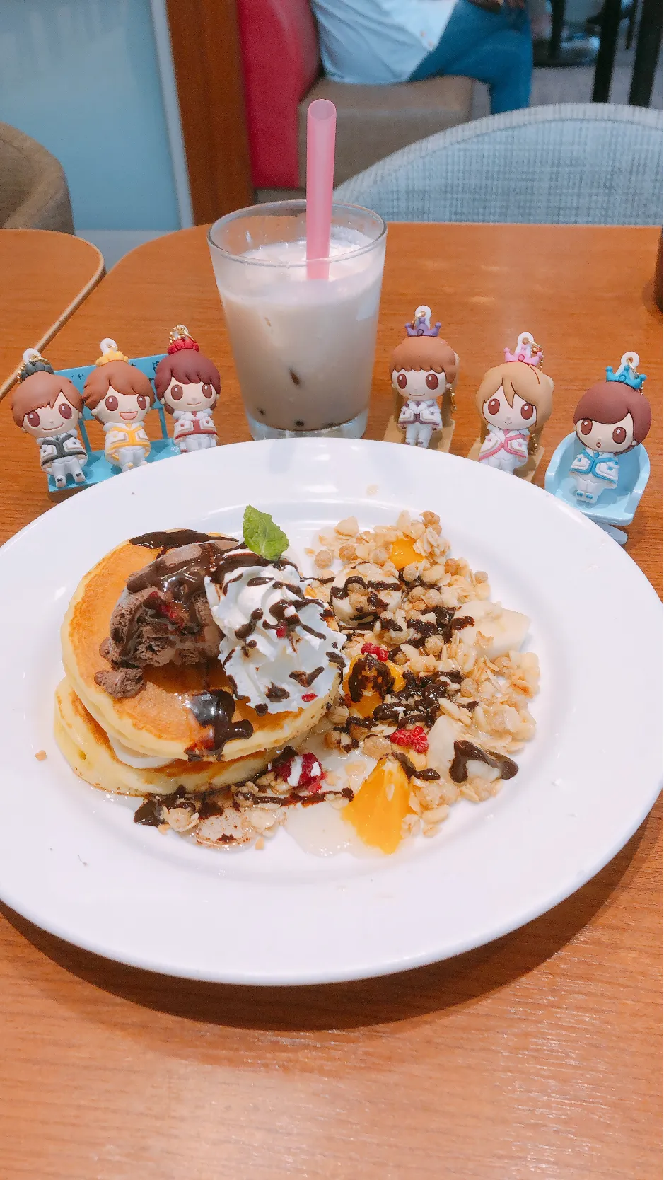 Snapdishの料理写真:タピオカミルクティー&バースデーデザート👑|なぎさん