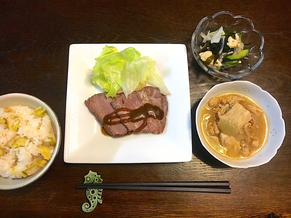 Snapdishの料理写真:筍ご飯、ローストビーフ、わかめの酢の物、高野豆腐のそぼろあんかけ|カドラさん