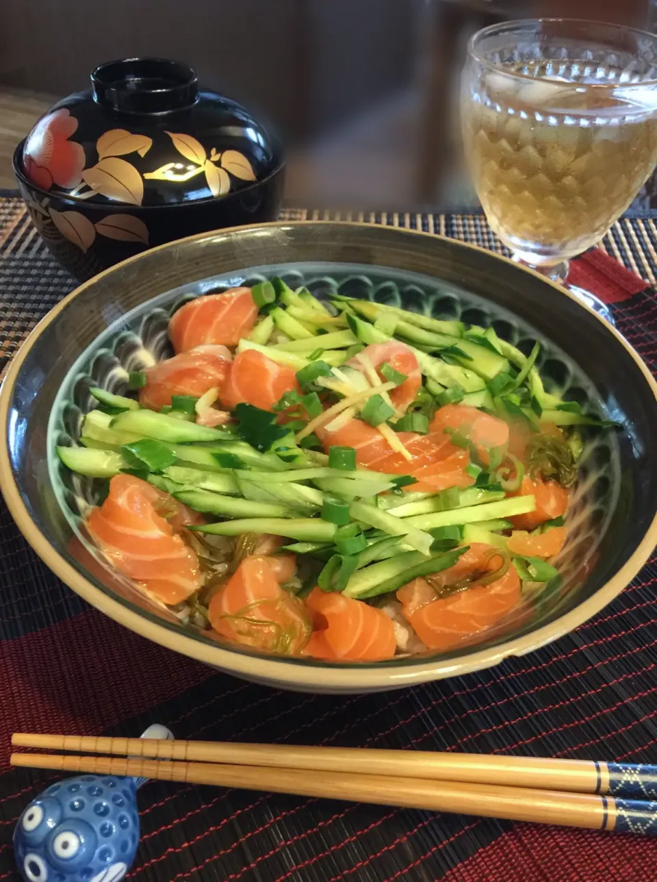 Snapdishの料理写真:おうちでお昼❣️サーモンきゅうりめかぶの、シャキシャキ ねっとり丼😍|paaruさん