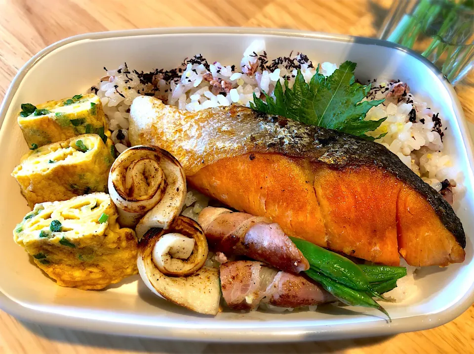 サラ弁　　　　　　　　　　　　　　　　　　　焼き鮭　インゲン豆のベーコン巻き　ネギ入り卵焼き　竹輪のスパイス焼き|じゅんさんさん