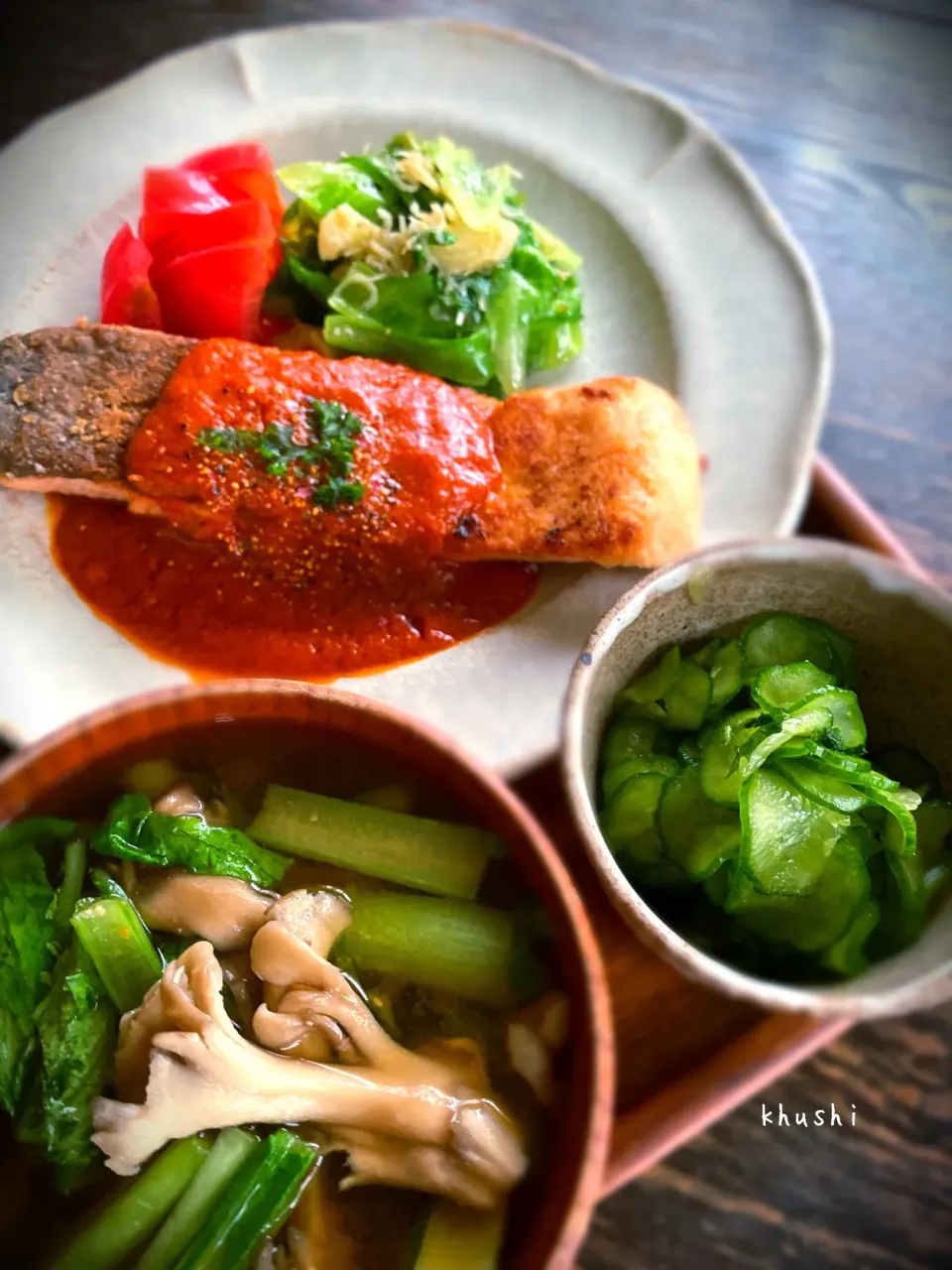 旬のお野菜盛り沢山な〝サーモンのムニエル〟定食🍽          ・小鉢は『キューリと大葉の塩もみ出汁和え』・お味噌汁は［小松菜と舞茸］|KOZUEさん