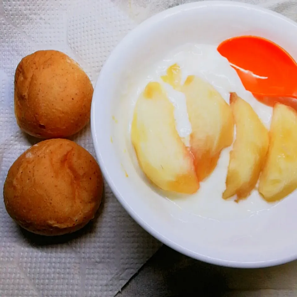 Today's 朝食😃発芽パンと蜂蜜ヨーグルト桃😋😋😋⤴️|ペンギンさん