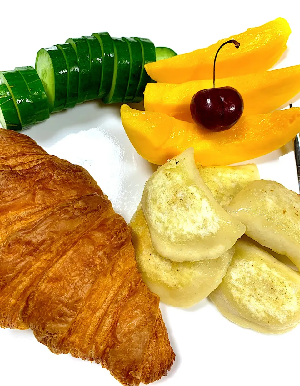 homemade potato pierogi & store-bought croissant|gonbenさん